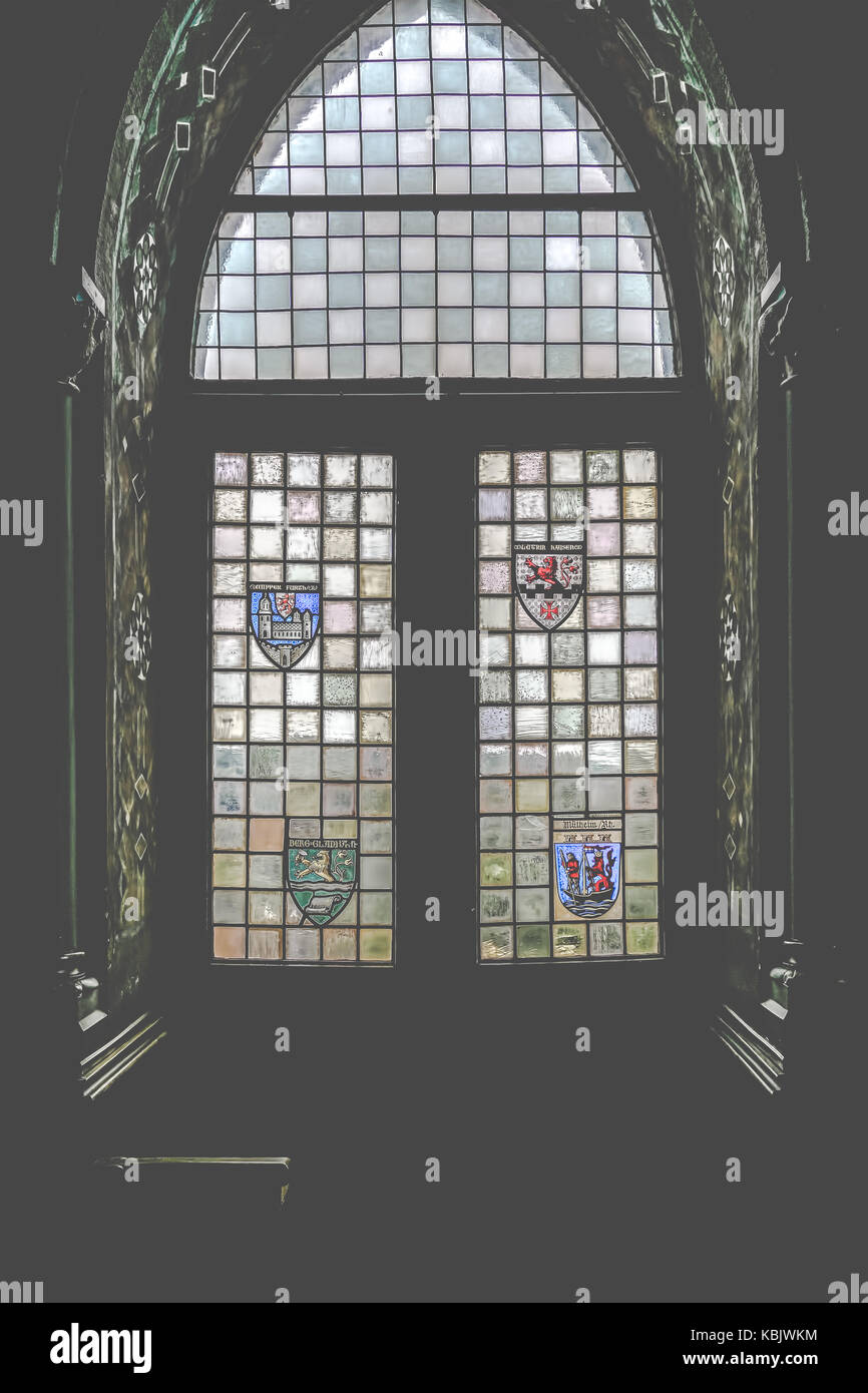 Une fenêtre décorative et pew situé dans la salle des chevaliers (Rittersaal), schloss burg burg (château), Burg an der wupper, Solingen, Rhénanie-n-w Banque D'Images
