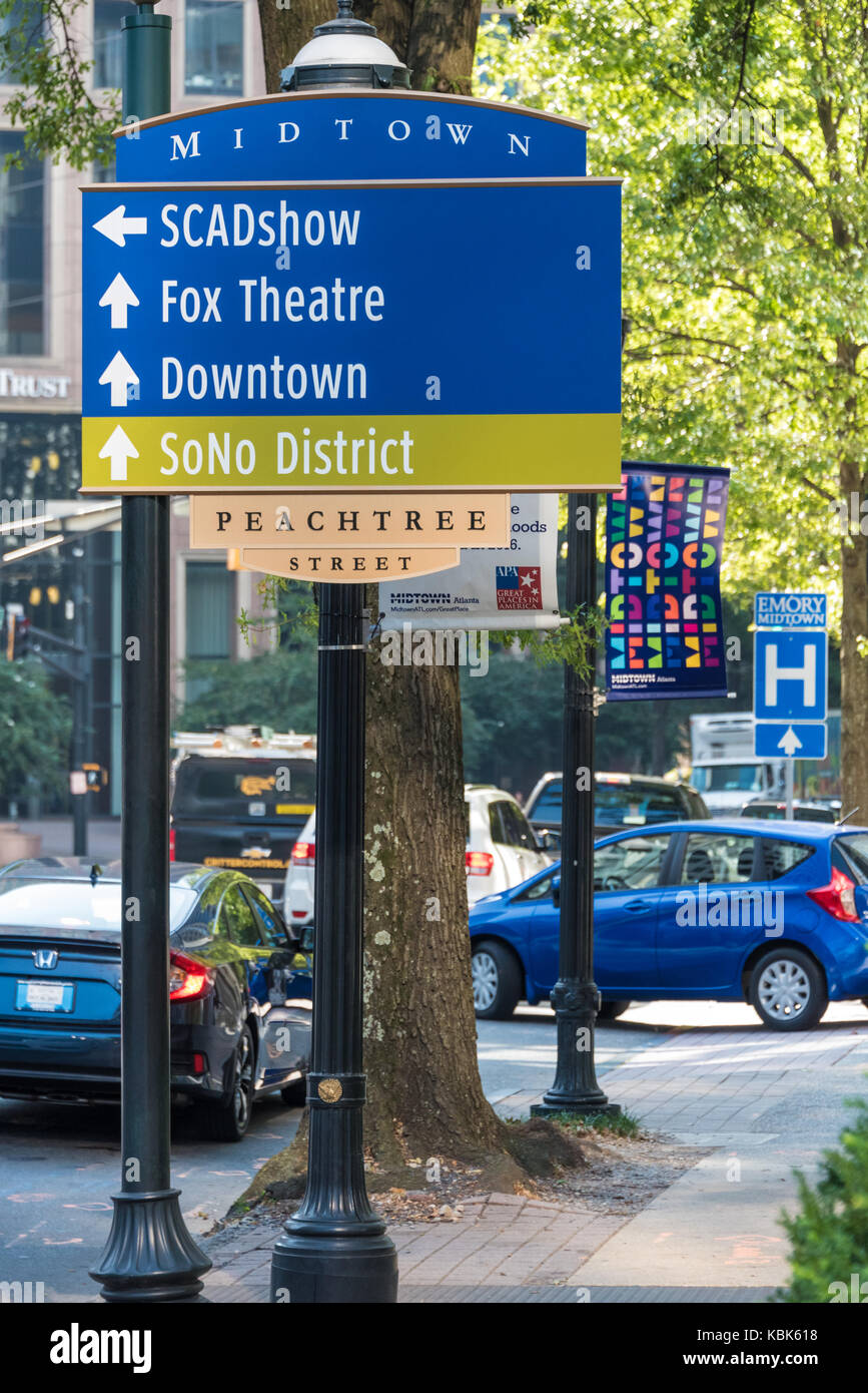 Les panneaux indicateurs le long de Peachtree Street dans Midtown Atlanta, Georgia's Art District. Banque D'Images