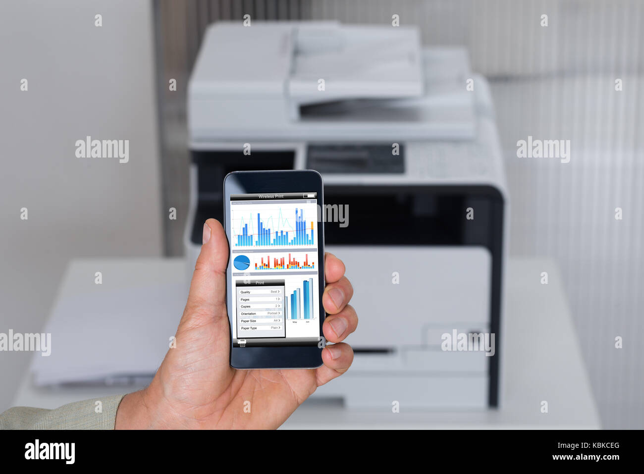 Portrait of businessman giving commande print on smart phone in office Banque D'Images