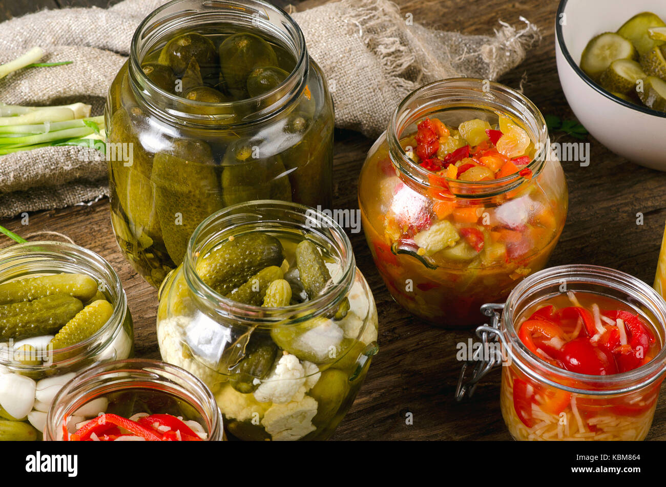 Les légumes fermentés sur un fond de bois. Banque D'Images