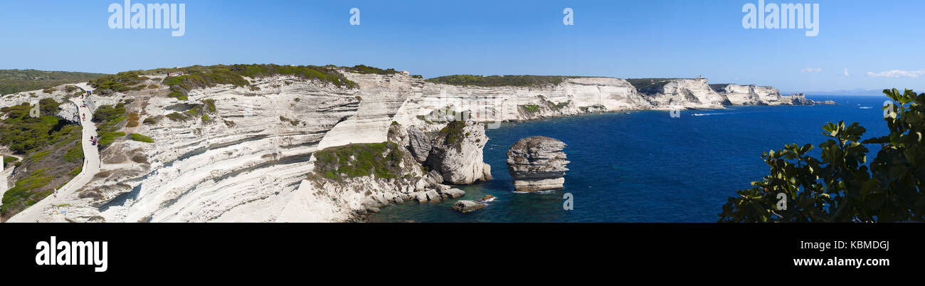 Falaises de calcaire blanc de Bonifacio à la pointe sud de l'île en face du détroit de Bonifacio, bras de mer entre la Corse et la Sardaigne Banque D'Images