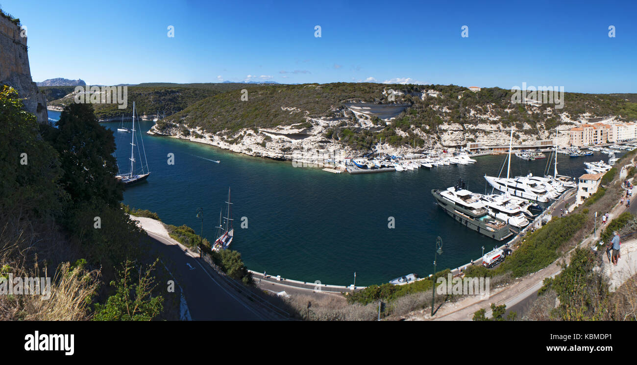 Voiliers dans le port de Bonifacio, dans la baie de bonifacio, un ravin noyé d'un fjord-comme l'aspect séparée de la mer par un promontoire Banque D'Images