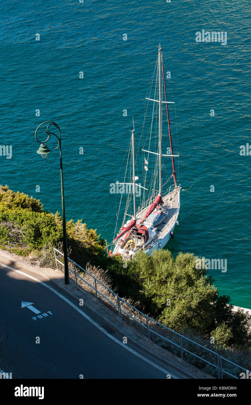 Voiliers dans le port de Bonifacio, dans la baie de bonifacio, un ravin noyé d'un fjord-comme l'aspect séparée de la mer par un promontoire Banque D'Images