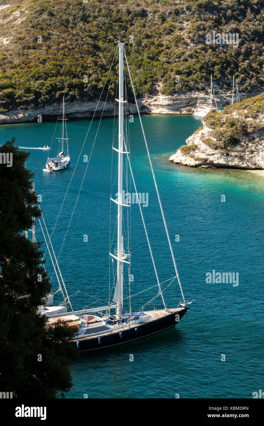 Voiliers dans le port de Bonifacio, dans la baie de bonifacio, un ravin noyé d'un fjord-comme l'aspect séparée de la mer par un promontoire Banque D'Images