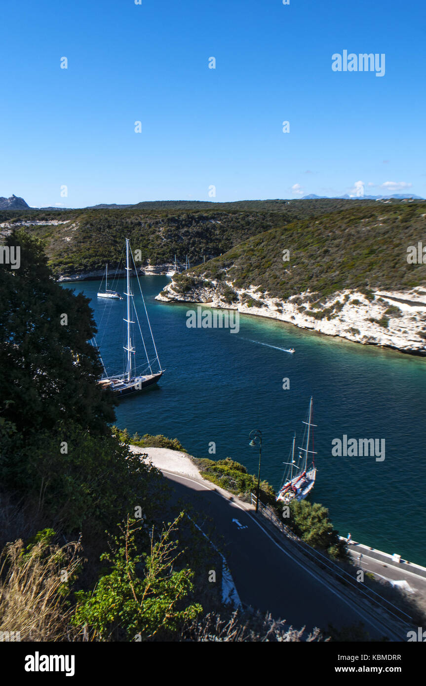 Voiliers dans le port de Bonifacio, dans la baie de bonifacio, un ravin noyé d'un fjord-comme l'aspect séparée de la mer par un promontoire Banque D'Images