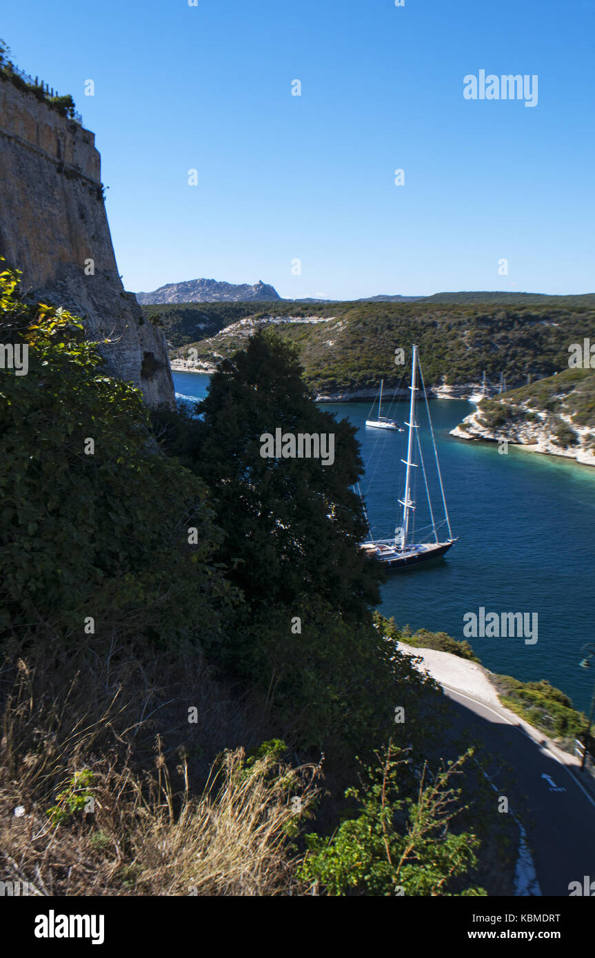 Voiliers dans le port de Bonifacio, dans la baie de bonifacio, un ravin noyé d'un fjord-comme l'aspect séparée de la mer par un promontoire Banque D'Images
