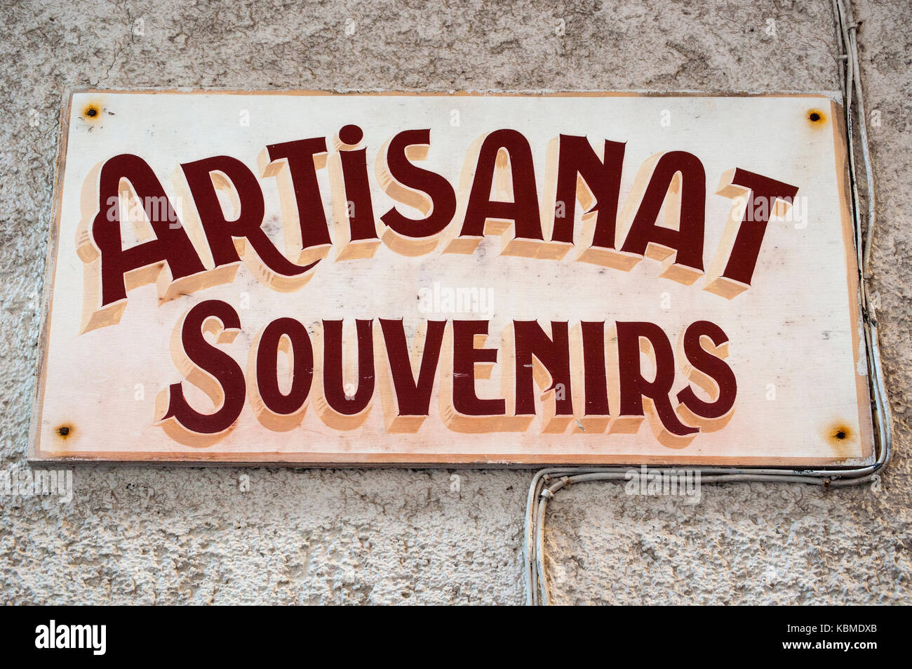 Corse : signe d'une boutique de souvenirs et d'artisanat dans une ruelle de la vieille ville de Bonifacio, ville construite sur le site d'une citadelle datant du 9e siècle Banque D'Images