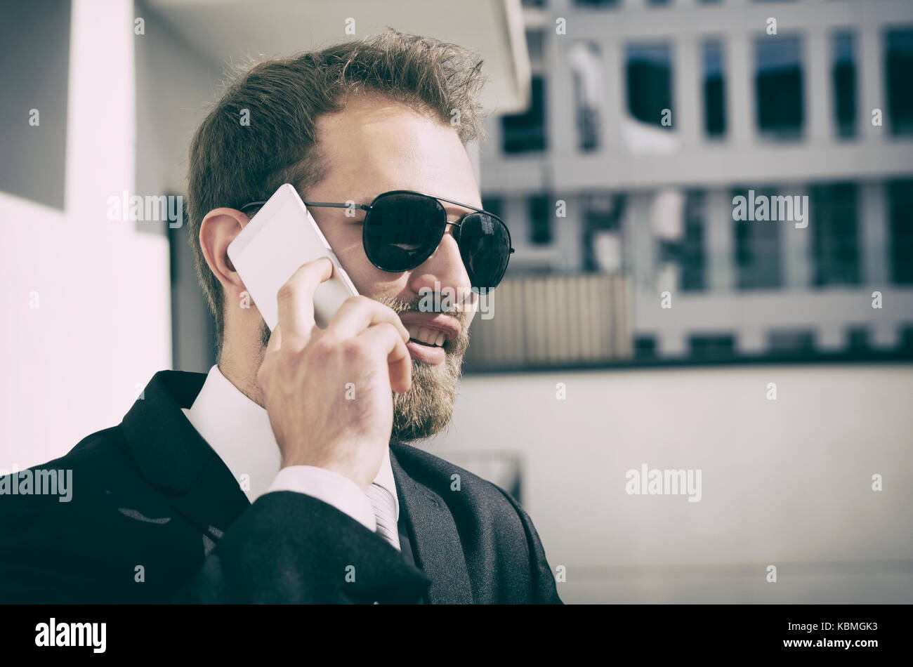 Handsome businessman talking on phone city outdoor. businessman architecture téléphonique bel immeuble business concept Banque D'Images