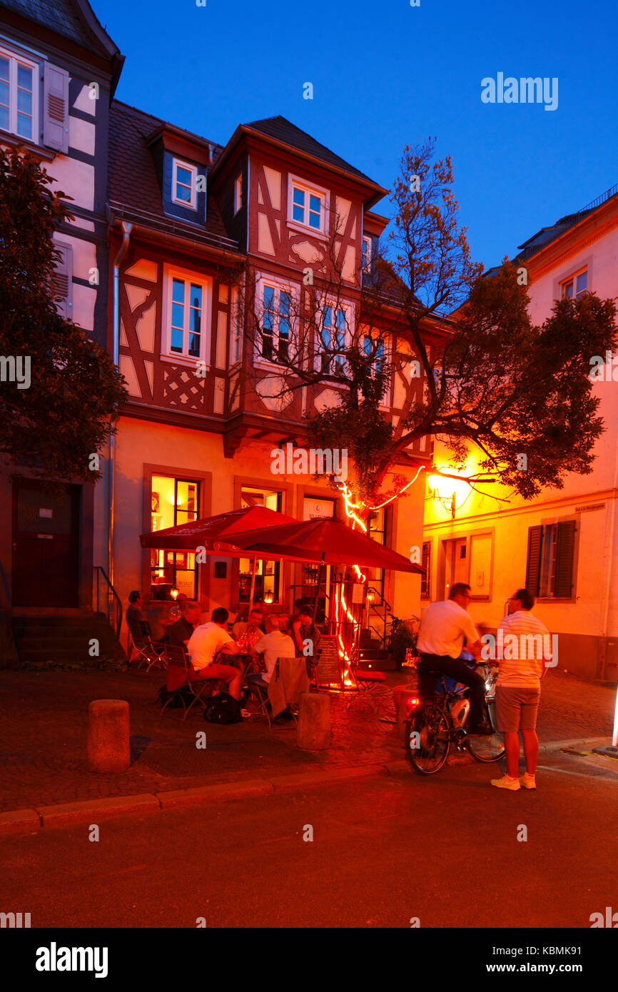Biergarten, Fachwerkhaus BEI Abenddämmerung, Dalbergstraße, Altstadt , Aschaffenburg, Unterfranken, Franken, Bayern, Deutschland, Europa i Beer Garde Banque D'Images