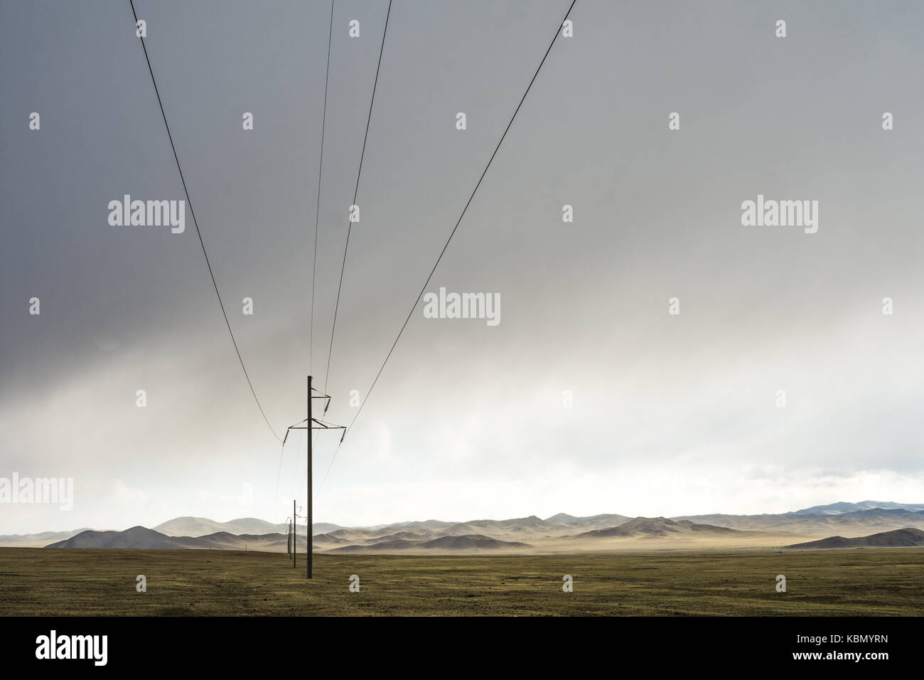 Pylônes de transmission d'énergie électrique sur les prairies de la Mongolie intérieure au lever du soleil Banque D'Images