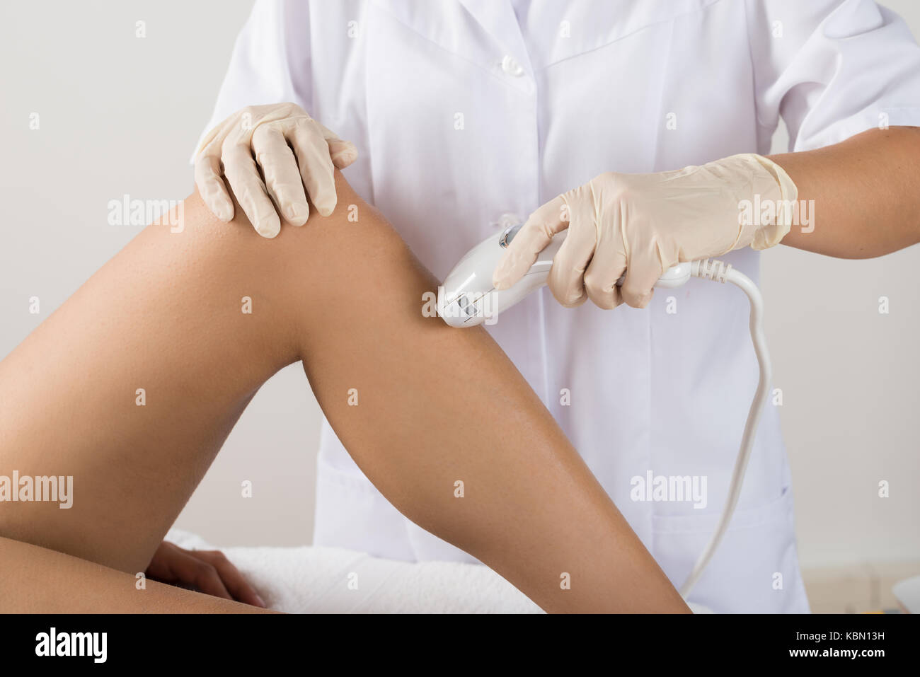 Close-up of woman having traitement laser à beauty clinic sur leg Banque D'Images