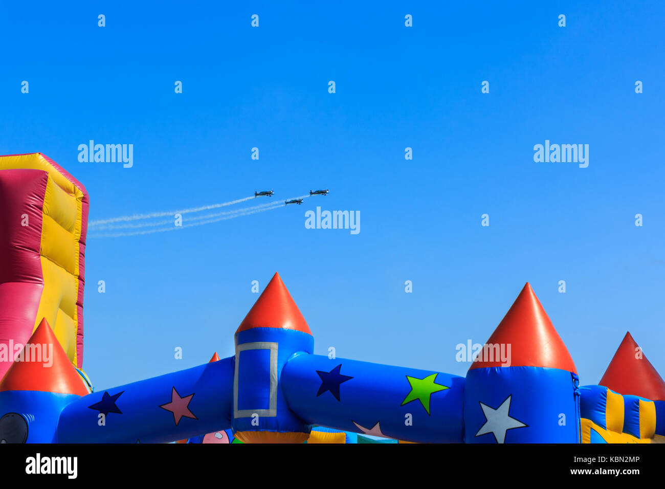 Extra EA-300 exposition d'un avion à deux places de l'équipe aérienne civile britannique Blades à Airbourne, survolant un château gonflable à Eastbourne Air Sho Banque D'Images