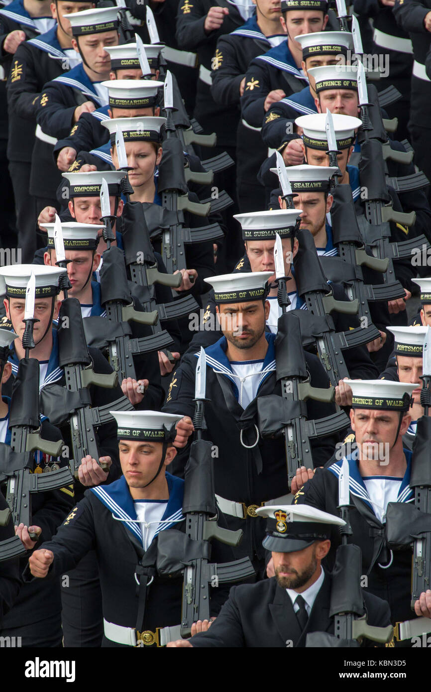 Le personnel de la marine à la parade , marchant en formation Banque D'Images