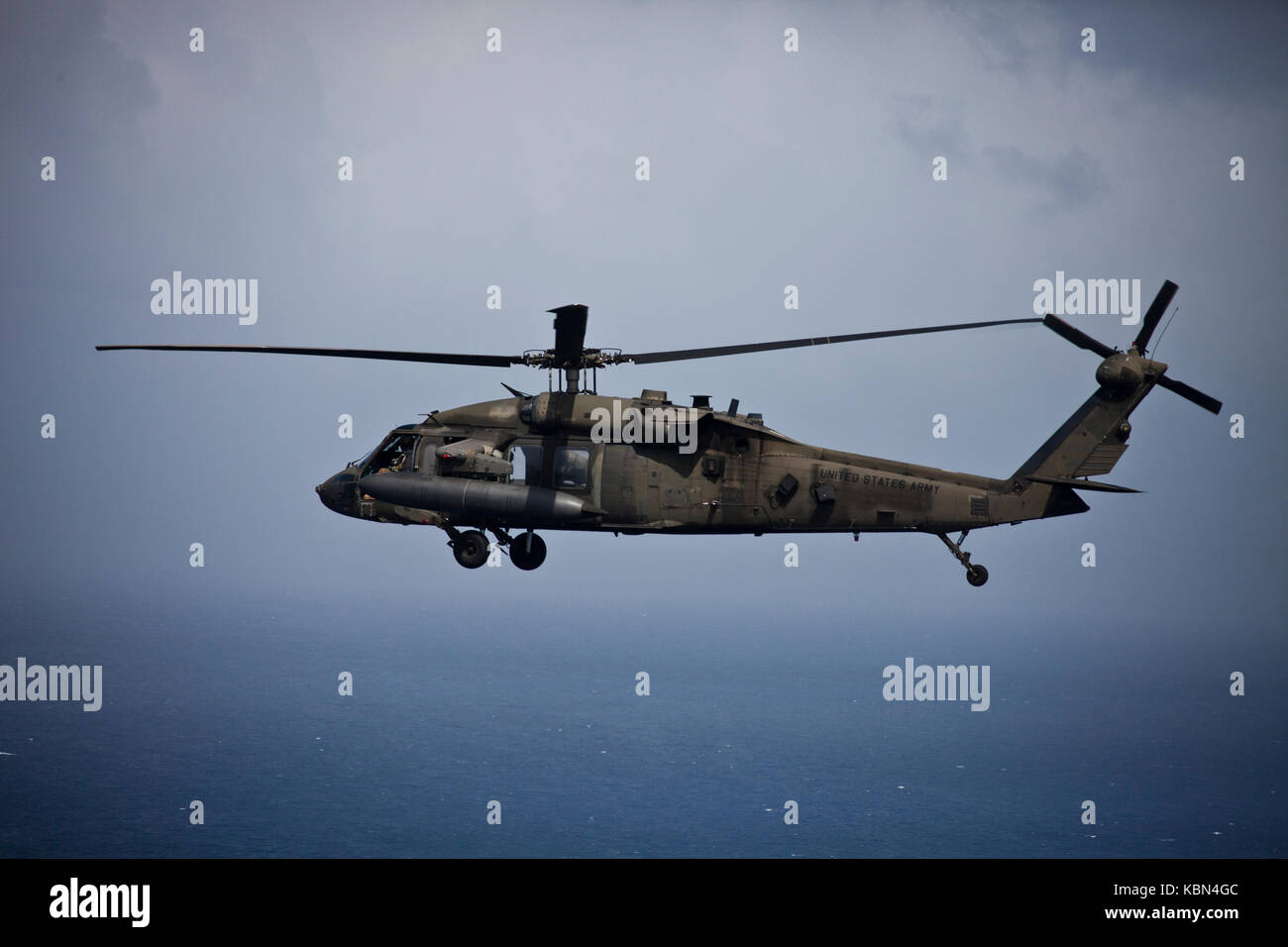 L'armée américaine d'hélicoptères UH-60 Black Hawk à la Force opérationnelle - les îles sous le vent continue sa mission après l'avitaillement sur le USS Wasp (LHD-1) Banque D'Images