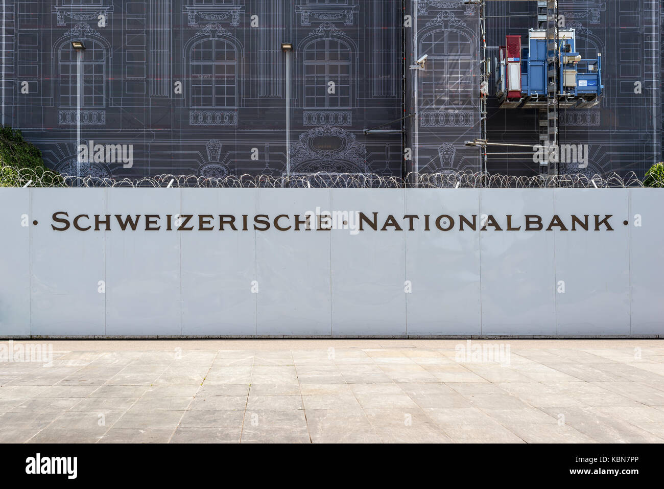Berne, Suisse - le 26 mai 2016 : réfection de la façade de la Banque nationale suisse à Berne, Suisse. La façade de l'immeuble couvert pour travaux de restauration. Banque D'Images