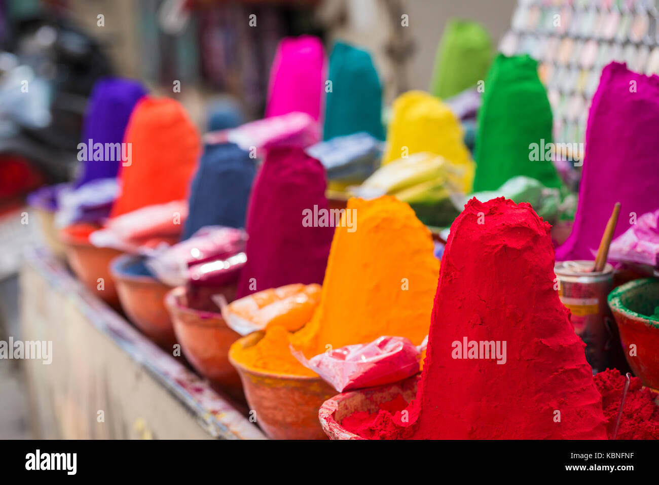 Poudre colorée en vente sur l'occasion de la fête de holi en Inde Photo ...