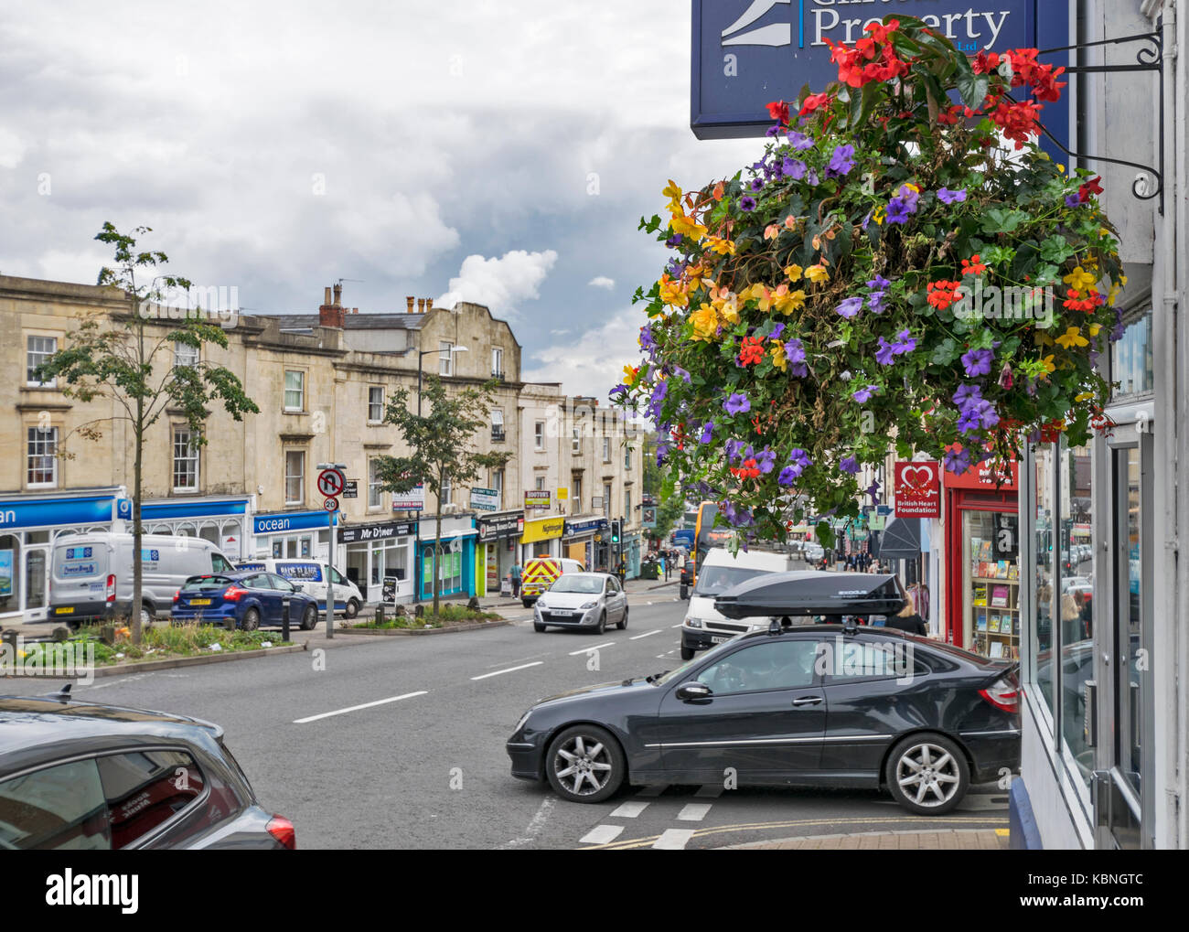Le CENTRE-VILLE DE BRISTOL EN ANGLETERRE PANIER DE FLEURS SUR GARÇON NOIR HILL Banque D'Images