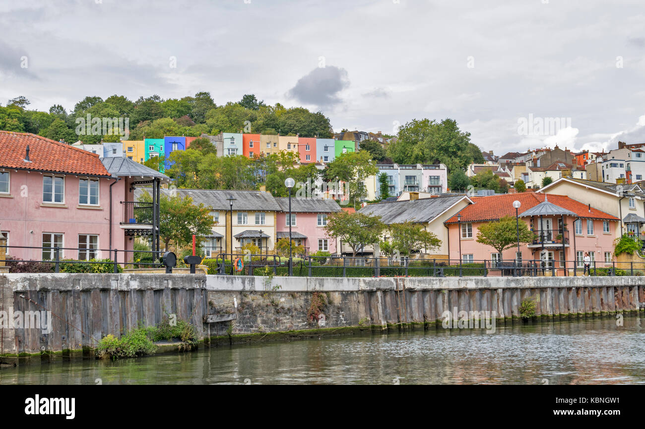 Angleterre BRISTOL HARBOURSIDE CENTRE-VILLE DE CONDENSATS CHAUDS AVON maisons colorées À CÔTÉ DU PORT ET DE LA COLLINE Banque D'Images
