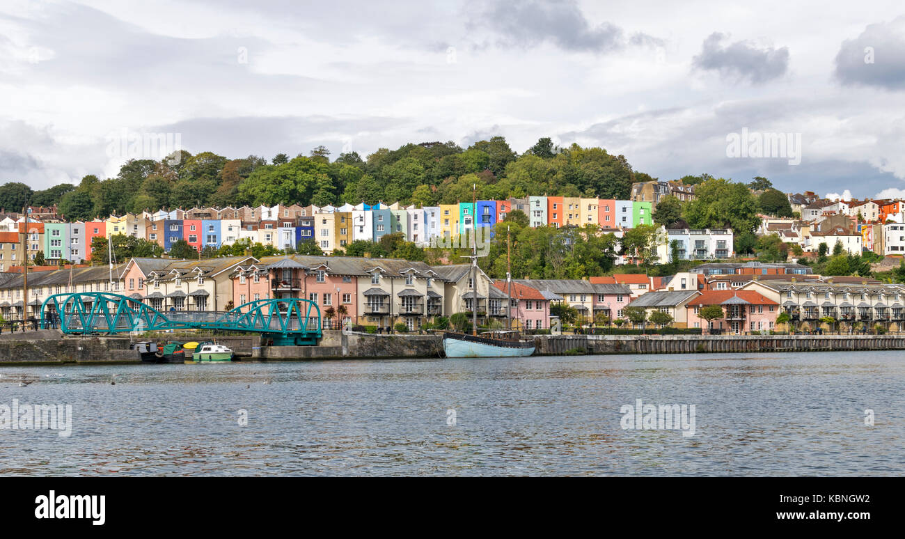Angleterre BRISTOL HARBOURSIDE CENTRE-VILLE DE CONDENSATS CHAUDS AVON maisons colorées À CÔTÉ DU PORT ET DE LA COLLINE ARBORÉE Banque D'Images