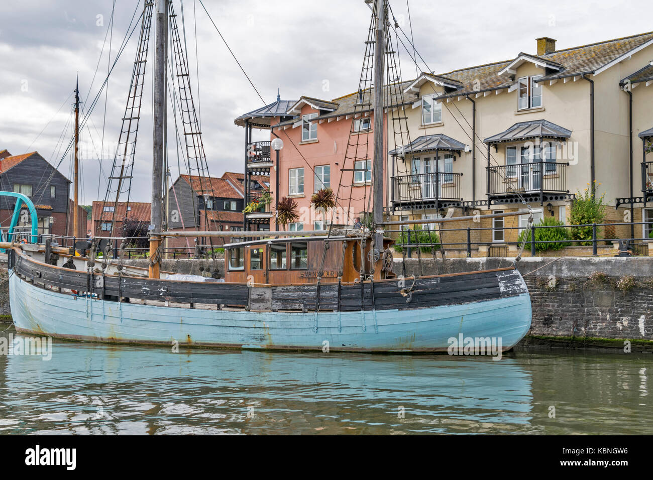 Angleterre BRISTOL HARBOURSIDE CENTRE-VILLE DE CONDENSATS CHAUDS AVON ANCIEN BATEAU DE PÊCHE AMARRÉ AUX CÔTÉS DE MAISONS Banque D'Images