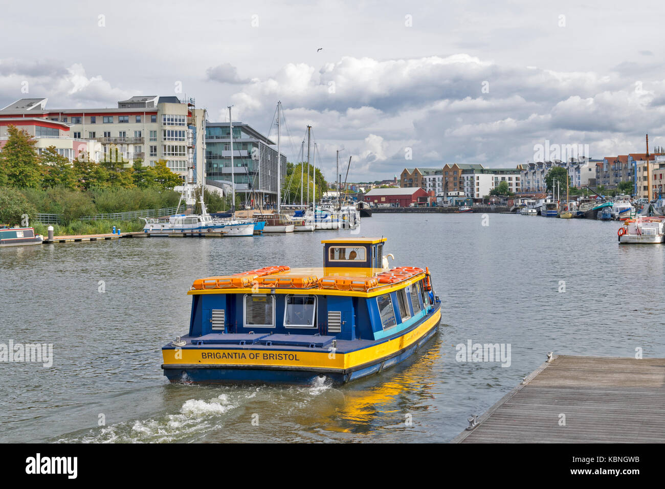 Angleterre BRISTOL HARBOURSIDE CENTRE-VILLE DE CONDENSATS CHAUDS AVON FERRY DOCK de l'OUEST EN DIRECTION DU CENTRE Banque D'Images