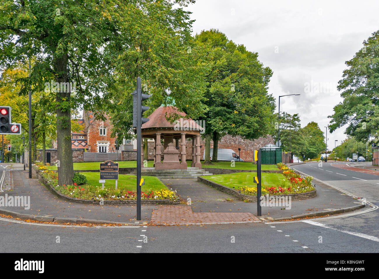Le CENTRE-VILLE DE BRISTOL EN ANGLETERRE AU ROND-POINT DE LA ROUTE STAND CABINE GARÇON NOIR HILL AVEC BRISTOL EN FLEUR SIGN Banque D'Images