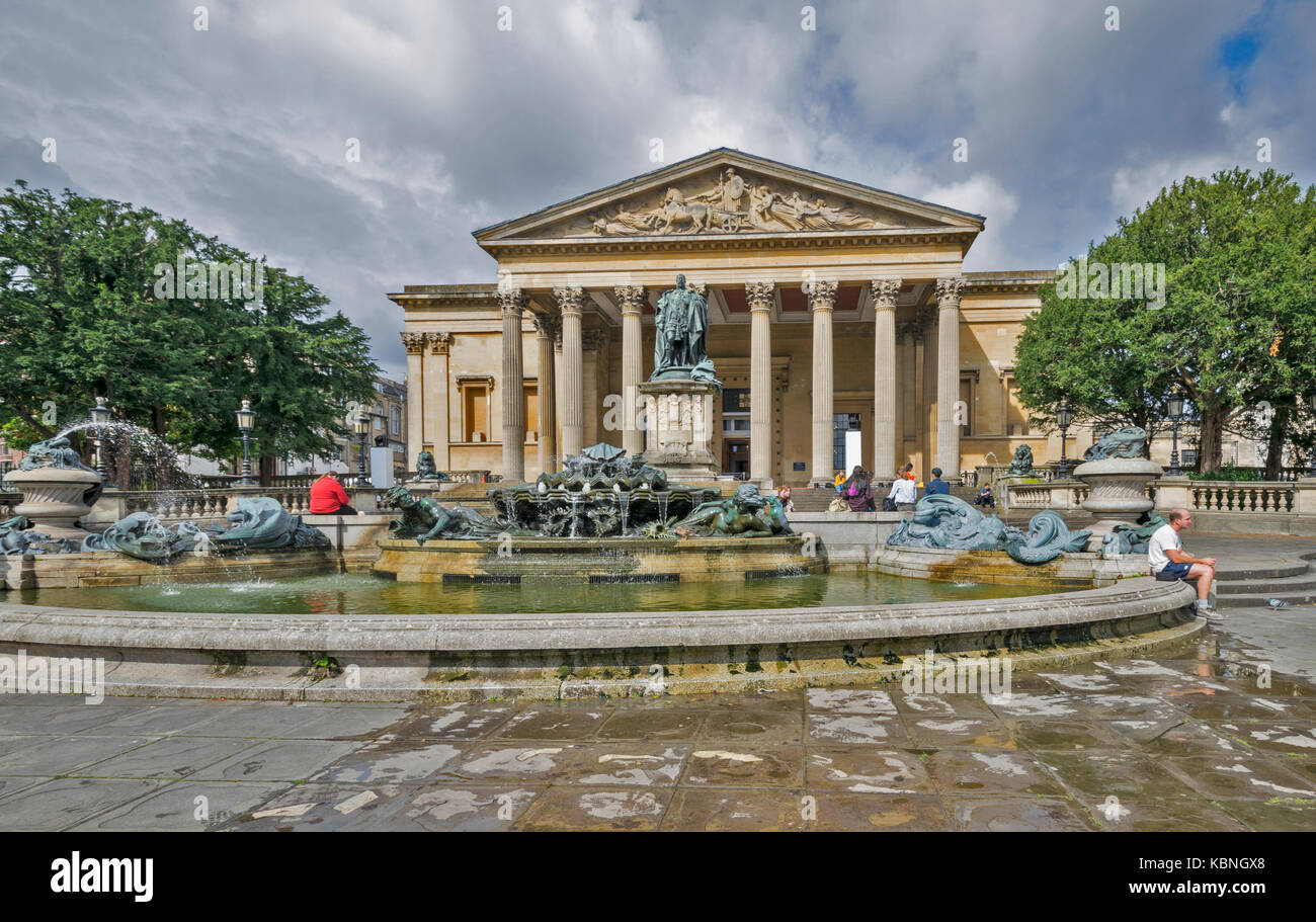 Le centre-ville de Bristol en Angleterre VICTORIA CHAMBRES ET FONTAINE SUR QUEENS ROAD AVEC UNE CHAUSSÉE MOUILLÉE Banque D'Images