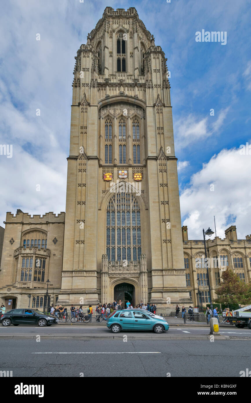 Le CENTRE-VILLE DE BRISTOL EN ANGLETERRE WILLS ÉDIFICE COMMÉMORATIF DE L'UNIVERSITÉ DE BRISTOL ET DE LA CIRCULATION DES ÉTUDIANTS SUR LA RUE PARK Banque D'Images