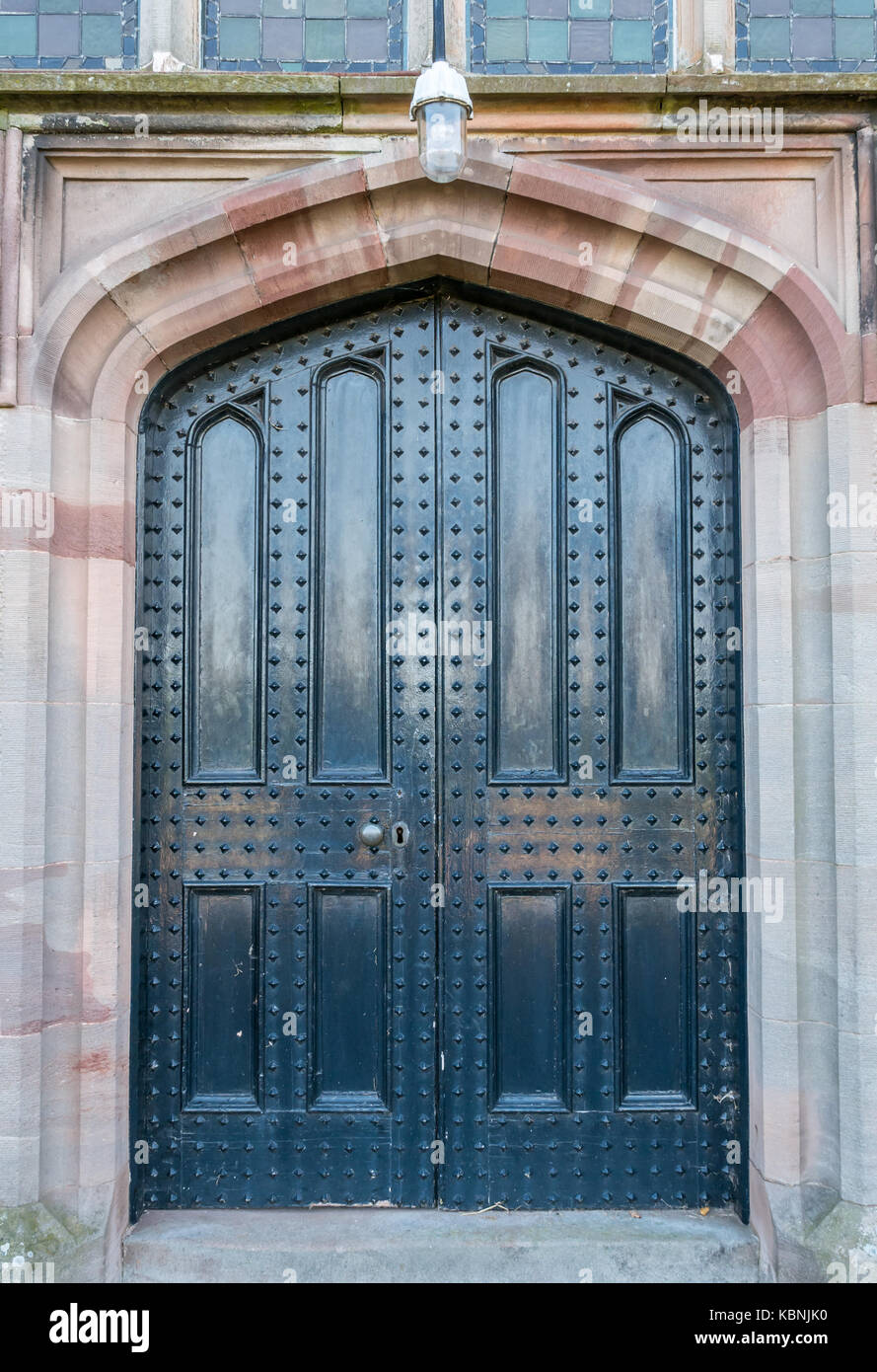 Détail de l'entrée à double porte cloutée Stenton église paroissiale, East Lothian, Scotland, UK Banque D'Images
