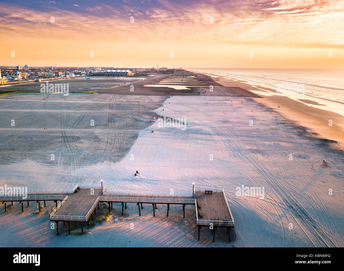 Lever du soleil sur l'océan et large plage vue aérienne Banque D'Images