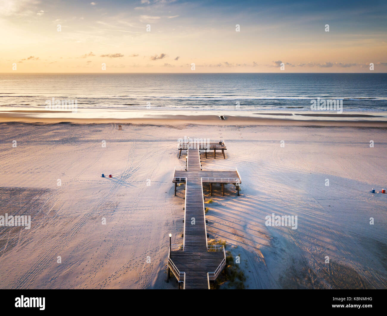 Lever du soleil sur l'océan et large plage vue aérienne Banque D'Images