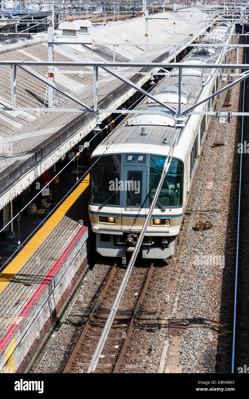 Le Japon, la gare de Kyoto. Vue de dessus de train à la plate-forme. Banque D'Images