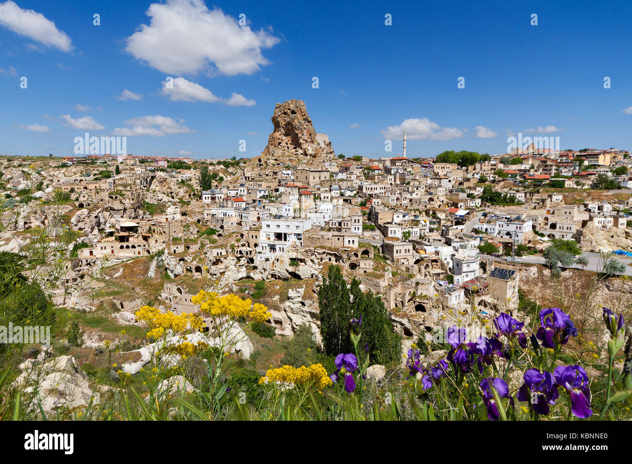 Sur la ville de ortahisar avec ses maisons anciennes et formations de roche volcanique en Cappadoce, Turquie. Banque D'Images