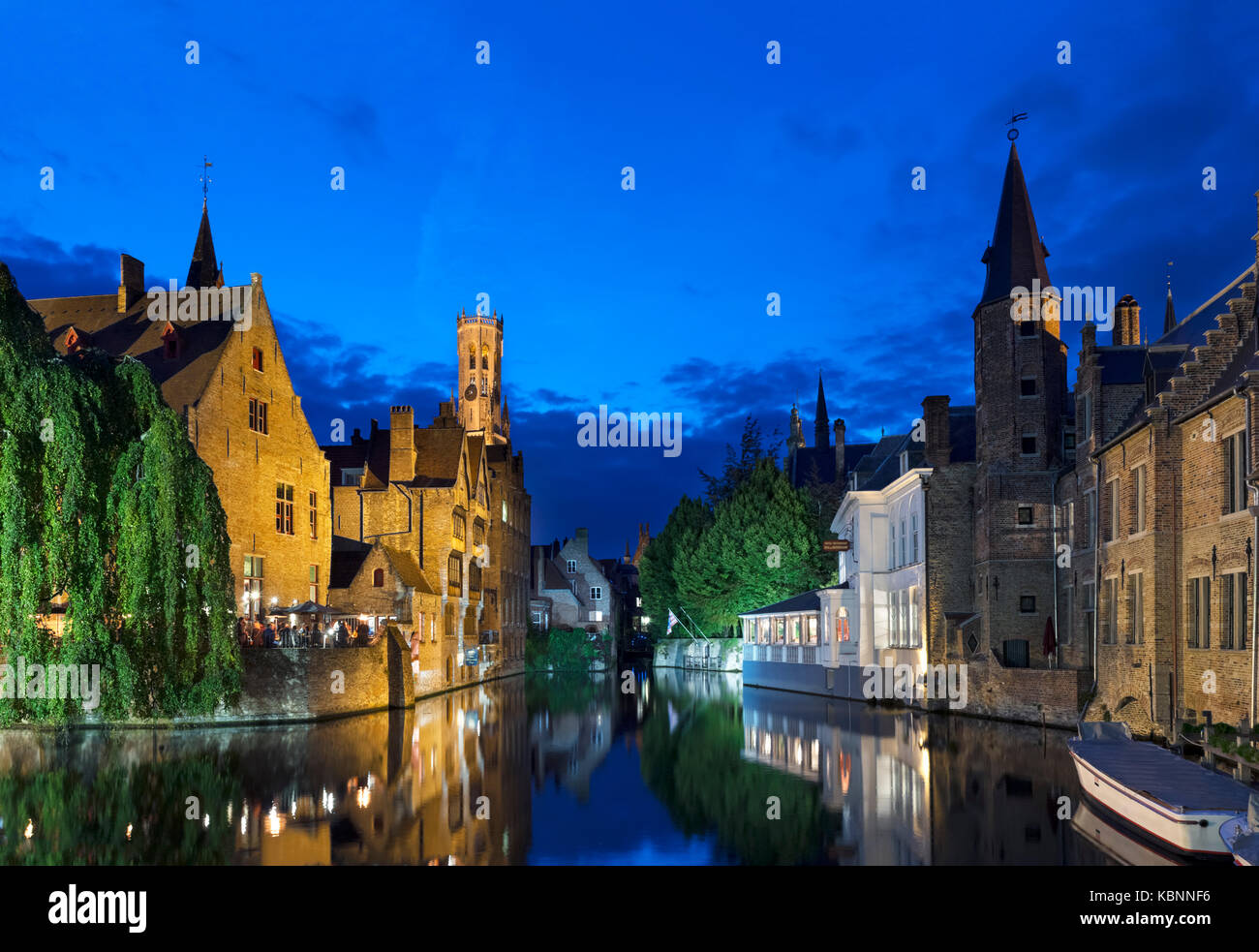 Bruges, Belgique. La Dijver canal de nuit vers l'hôtel Bourgoensch Hof et Beffroi (Belfort), Bruges, Belgique. Banque D'Images