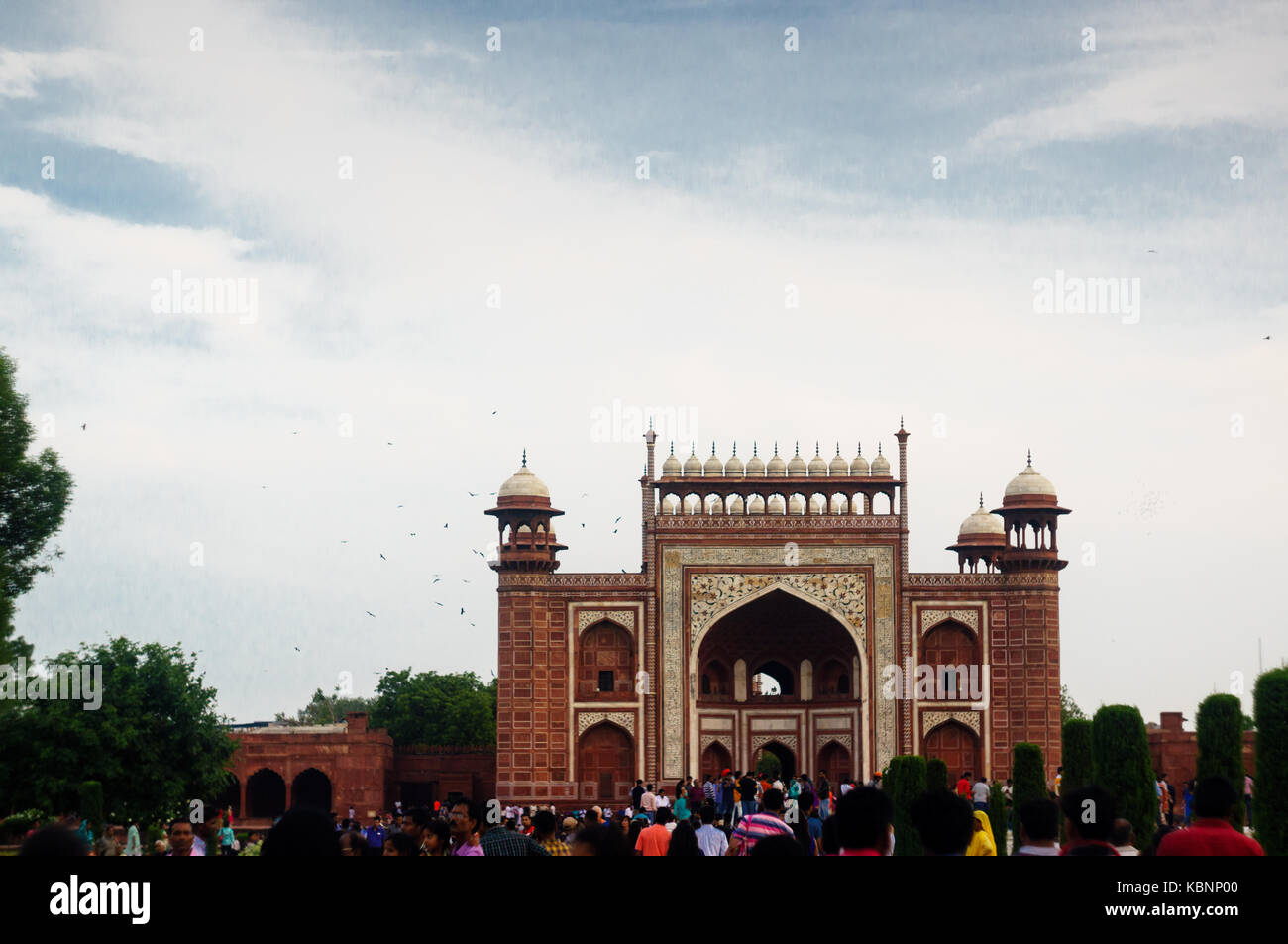 Porte d'entrée voûtée pour Taj Mahal avec grande foule de personnes Banque D'Images