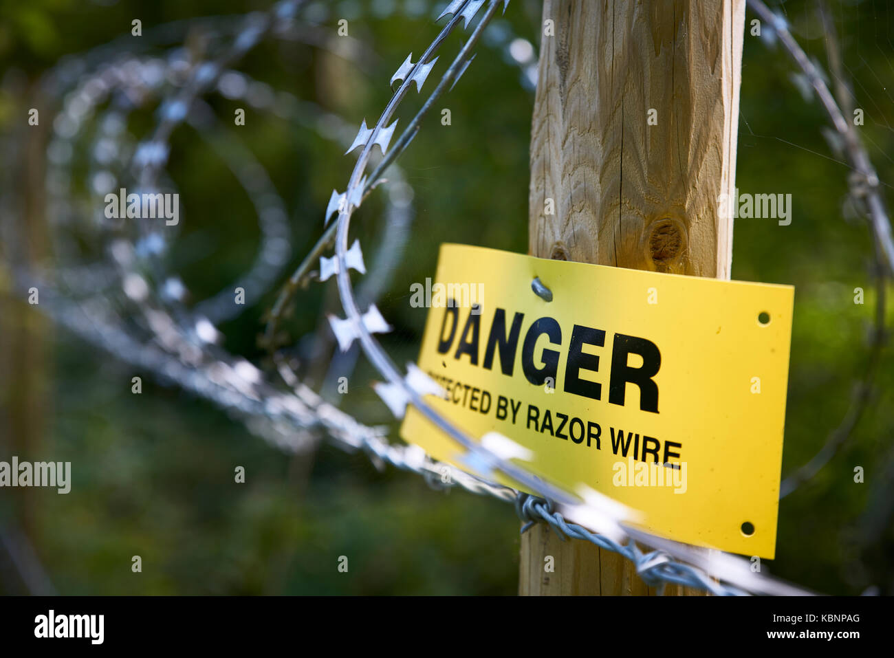 Signe de danger jaune de barbelé Banque D'Images