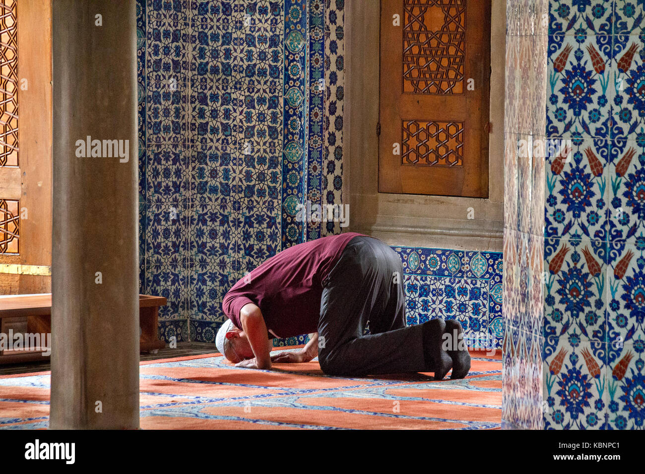 Homme local priant dans la mosquée Rustem Pasha, à Istanbul, Turquie. Banque D'Images
