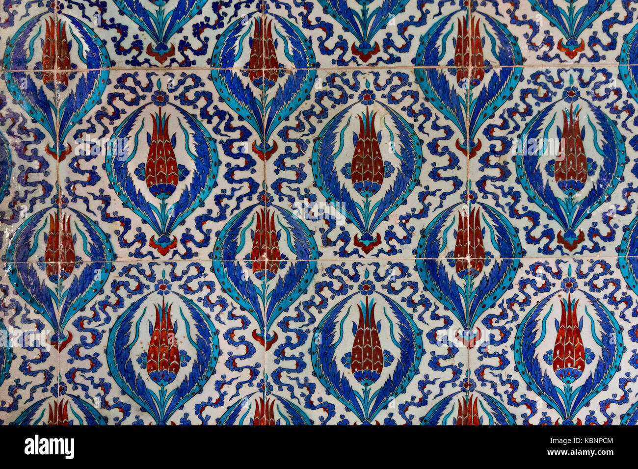 Avec d'Iznik tulip design dans le minaret de la mosquée bleue, à Istanbul, Turquie. Banque D'Images