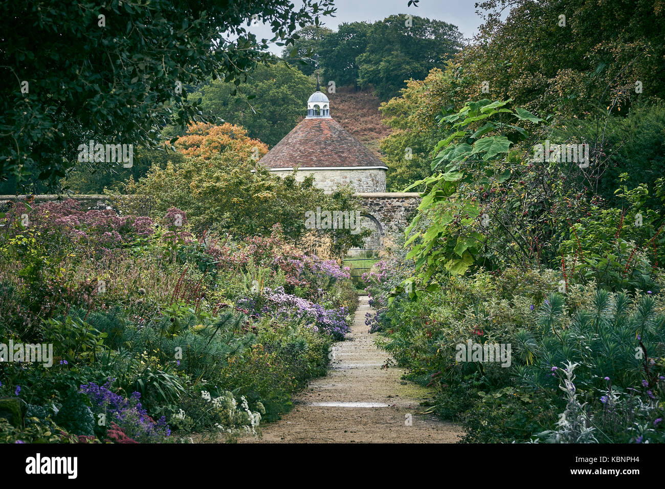 Un chemin de gravier informelle par le biais d'un grand jardin avec pigeonnier Banque D'Images