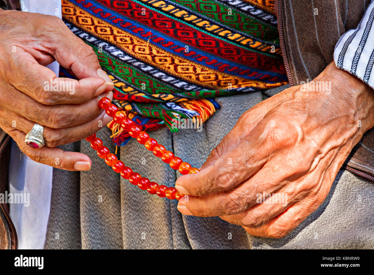 Perles en mains. Retrouvez Banque D'Images