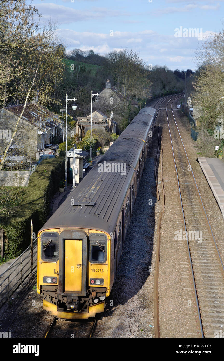 Great Western Railway 150263 formes l'arrière d'un service local à Avoncliff, Wiltshire. Banque D'Images