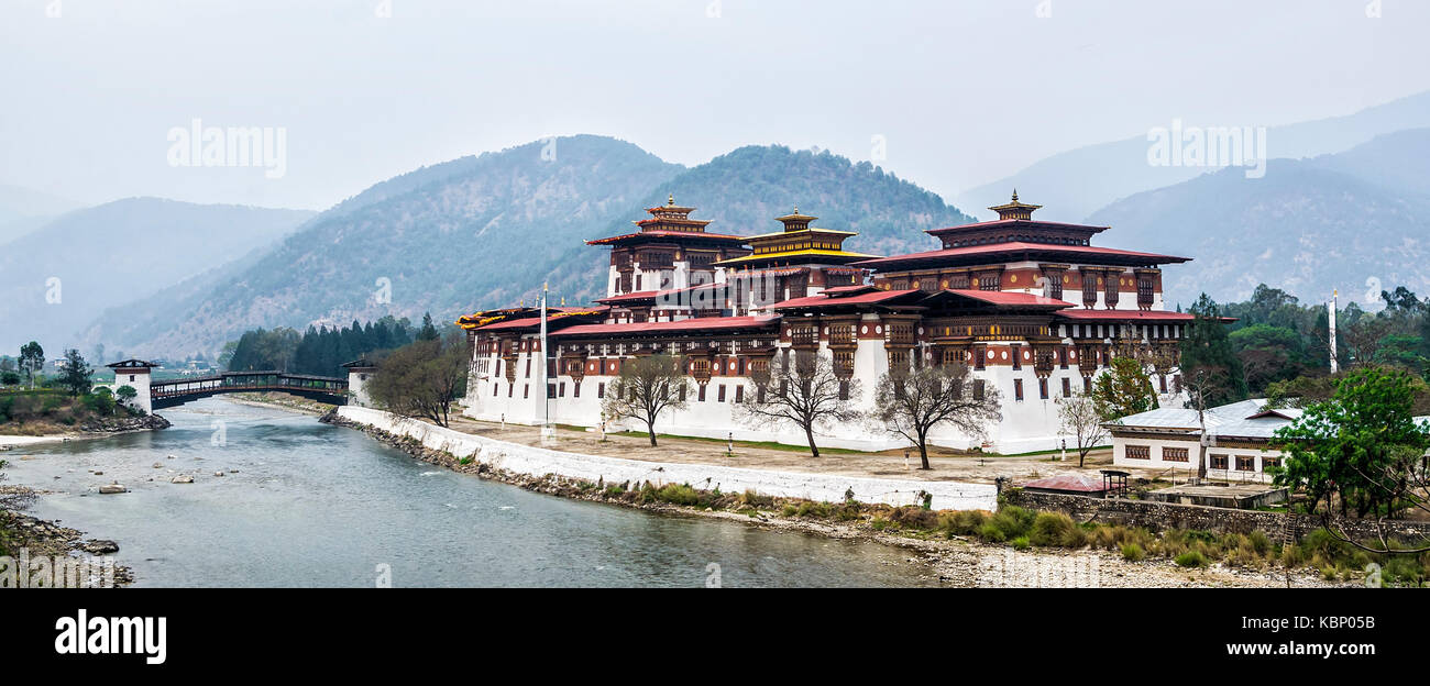 Punakha Dzong en hiver, le Bhoutan - Punakha Dzong ou pungthang déouatchène phodrang (palais de grand bonheur) dans Punakha, l'ancienne capitale du Bhoutan. Banque D'Images