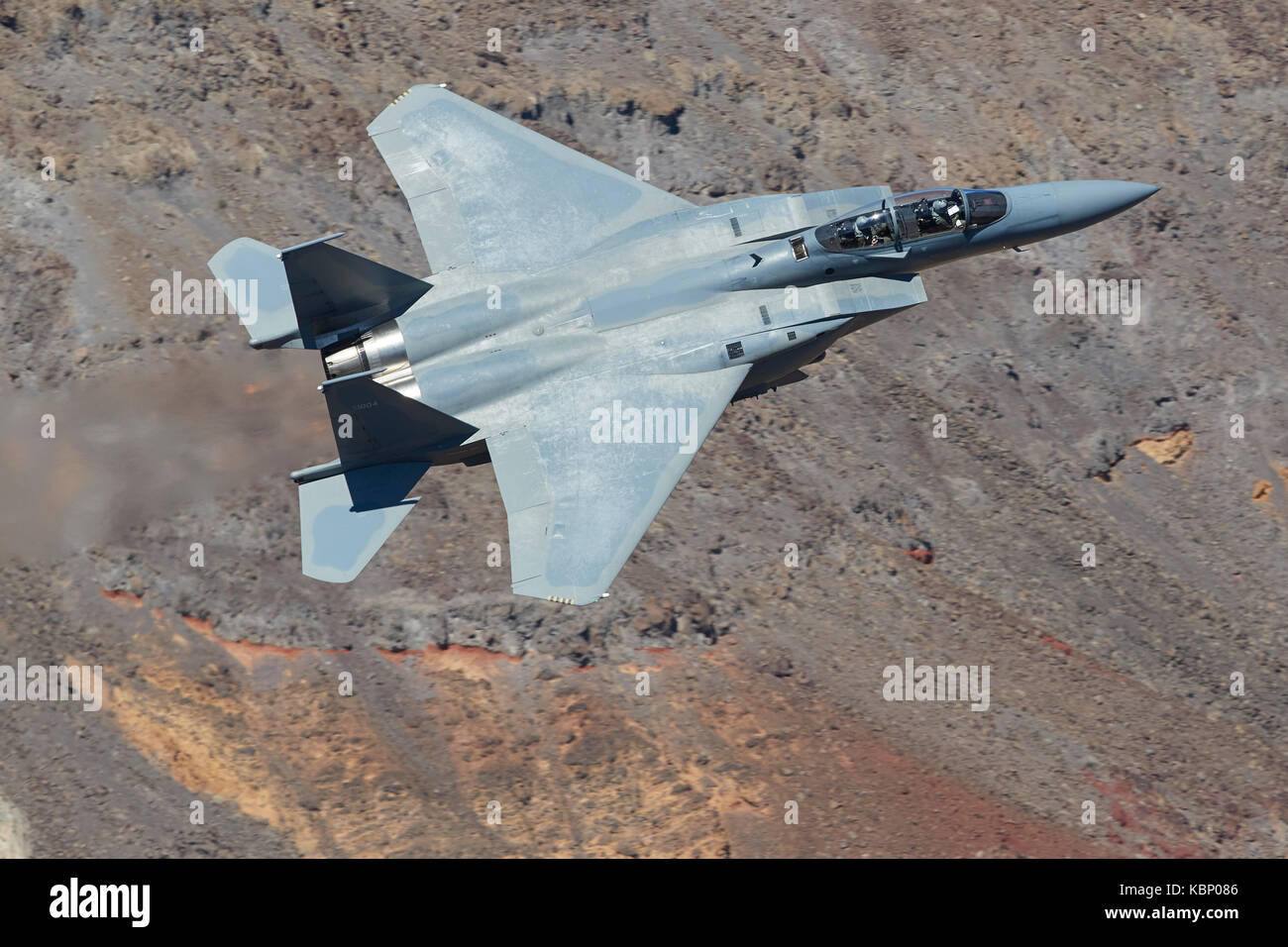 La Photo en gros plan d'un F-15, Strike Eagle, volant à haute vitesse et faible niveau par Rainbow Canyon, Californie, USA. Banque D'Images
