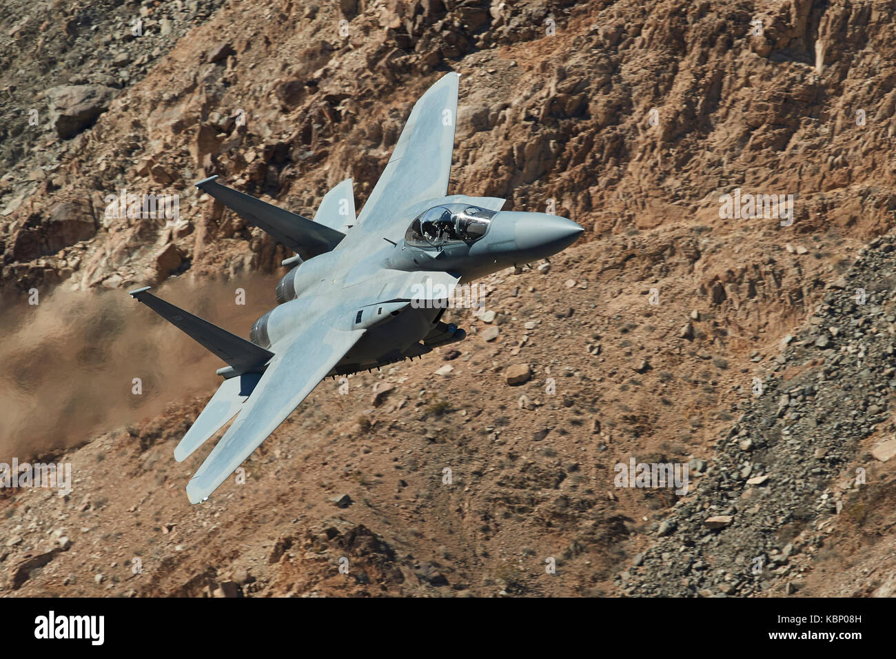 Head-On Close Up Photo d'un F-15E Strike Eagle, volant à vitesse élevée et faible niveau par Rainbow Canyon, Californie, USA. Banque D'Images