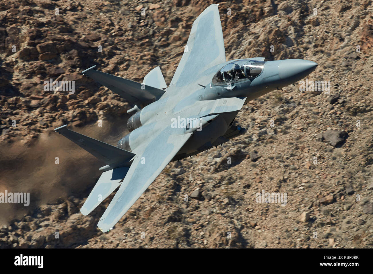 La Photo en gros plan d'un F-15, Strike Eagle, volant à haute vitesse et faible niveau par Rainbow Canyon, Californie, USA. Banque D'Images