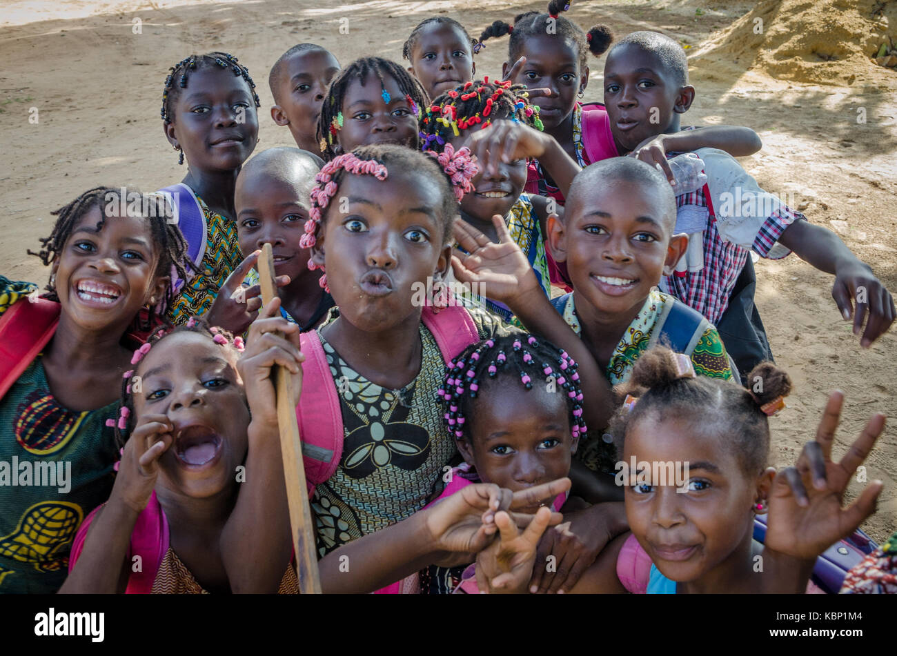 Beaucoup de jeunes enfants africains avec des visages joliment décorés pour faire des cheveux pour la caméra, Cabinda, Angola, Afrique Banque D'Images