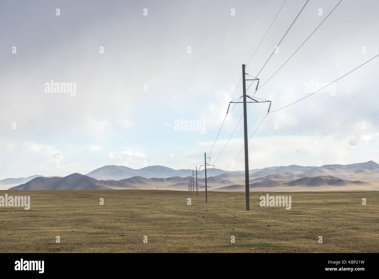 Pylônes de transmission d'énergie électrique sur les prairies de la Mongolie intérieure Banque D'Images