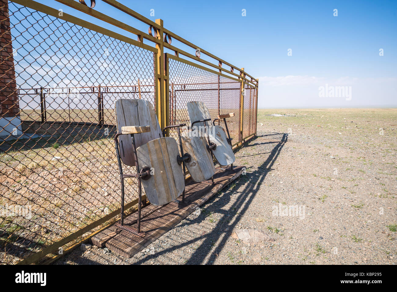 Chaises en bois près de clôture dans les prairies de la Mongolie Banque D'Images