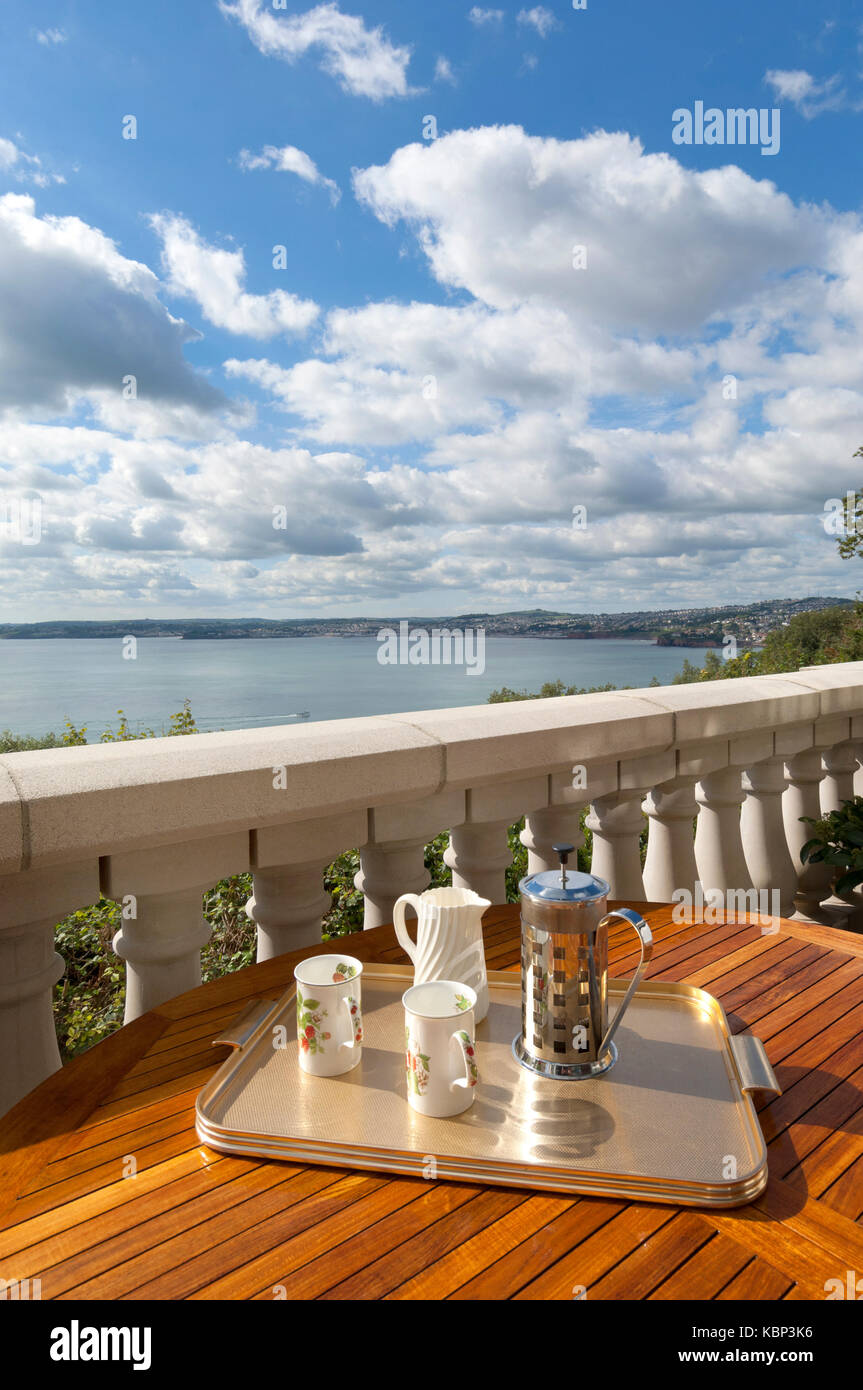 Un plateau avec un cafitierre fraîche de café et deux mugs attend les propriétaires de cet appartement avec une vue imprenable sur la baie de tor à Torquay, Devon. Banque D'Images