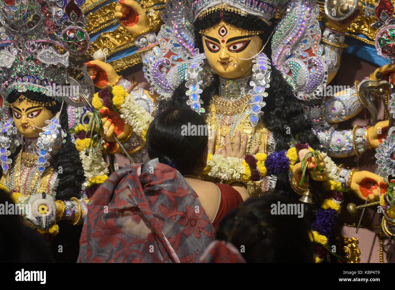 Kolkata, Inde. Sep 30, 2017. Les femmes mariées effectuer rituel baran au cours de la dernière journée du festival de Durga puja à Calcutta.femmes mariées de dwan bari ou chambre effectuer des rituels baran le dernier jour de Durga puja festival le 30 septembre 2017 à Kolkata. selon les rituels bengali cinquième ou dernier jour de Durga puja est vijaya dasami, dans le dernier jour d'immersion l'idole de Durga sur vijaya dasami conclure le durga puja festival. crédit : saikat paul/pacific press/Alamy live news Banque D'Images